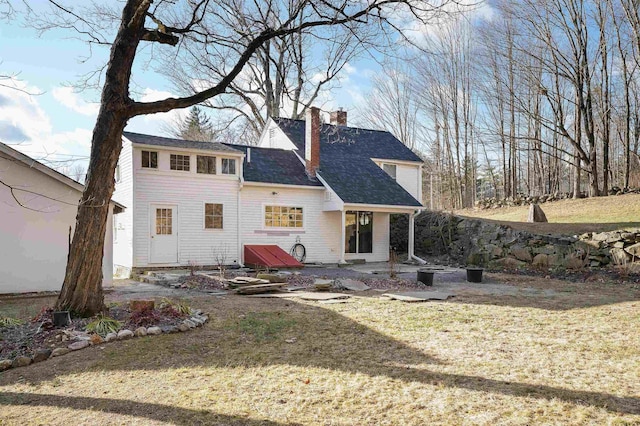 back of house featuring a lawn