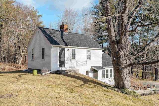 view of front of property with a front lawn