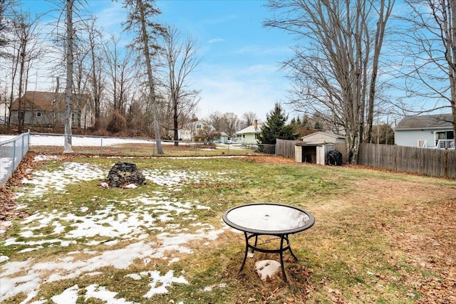 view of yard with a storage shed