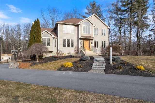 view of front property featuring a front yard