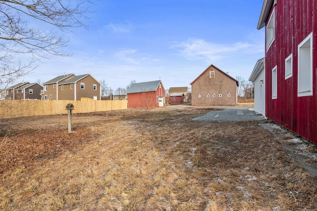 view of yard featuring an outdoor structure