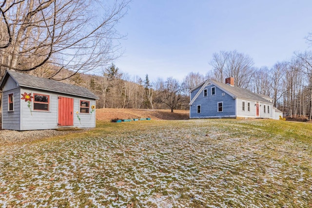 view of yard featuring an outbuilding