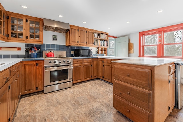 kitchen featuring stainless steel range, ventilation hood, kitchen peninsula, and backsplash