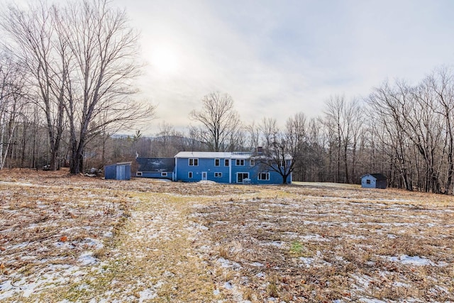 view of yard with a storage unit