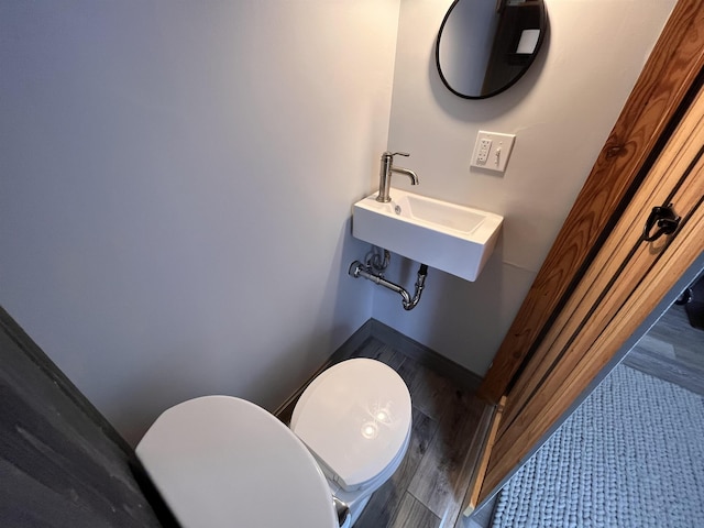 bathroom featuring sink and toilet