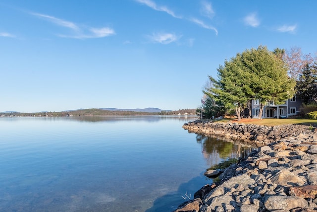 water view featuring a mountain view