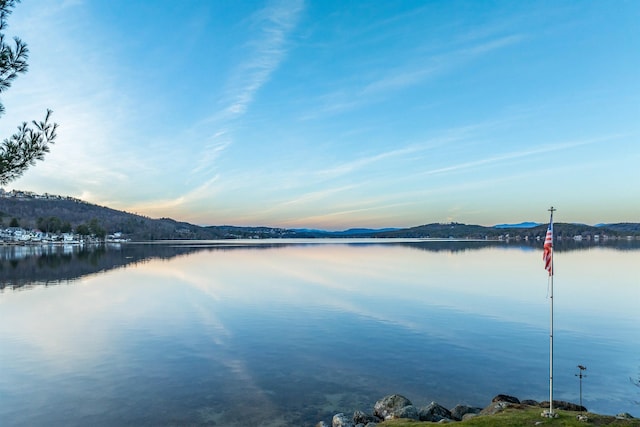 water view featuring a mountain view