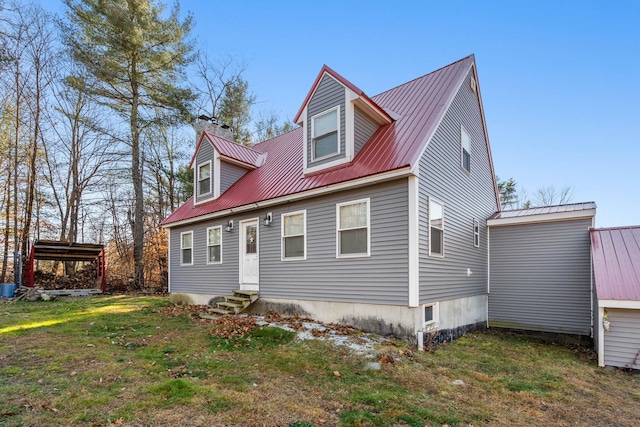 cape cod-style house with a front yard