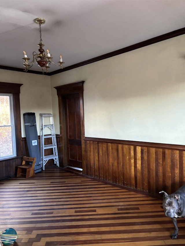 spare room featuring an inviting chandelier and ornamental molding