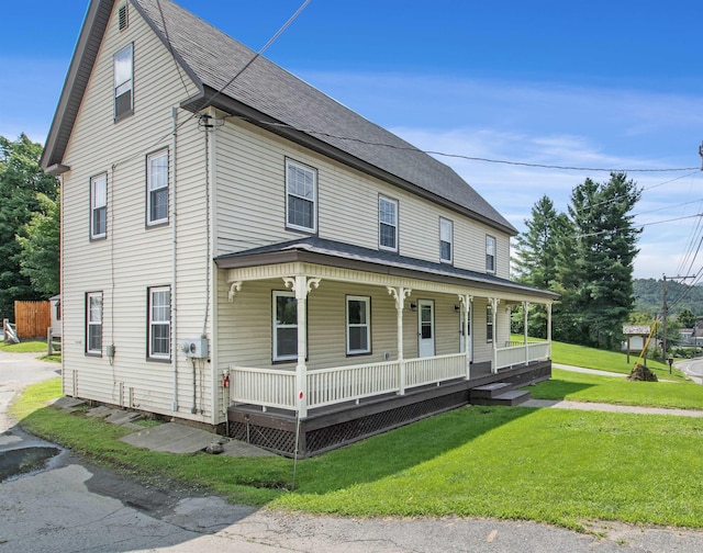 view of front of property featuring a front yard