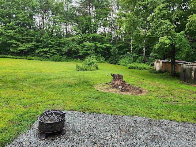 view of yard featuring an outdoor fire pit