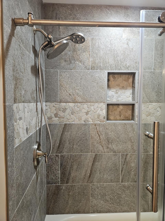 details featuring tiled shower