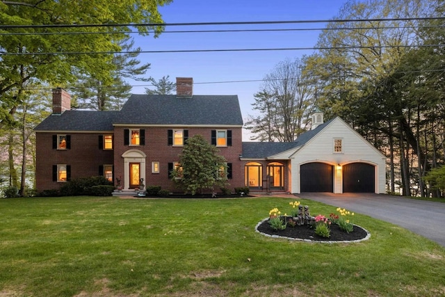 view of front of house featuring a front lawn and a garage