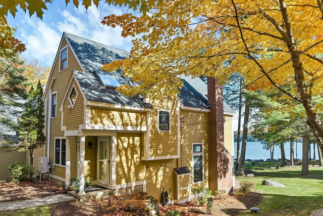 view of front facade featuring a front lawn