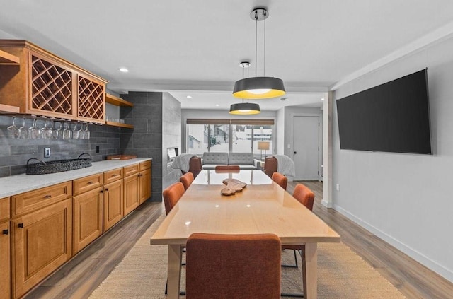 dining area with bar area and dark hardwood / wood-style floors