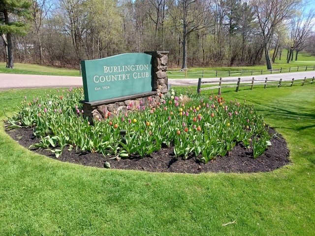 community sign featuring fence and a yard