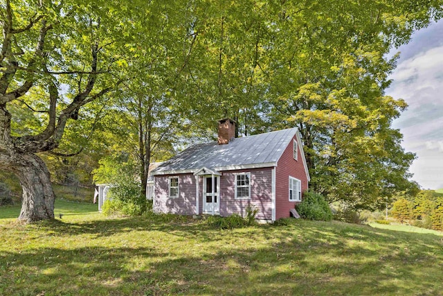 view of outdoor structure with a yard