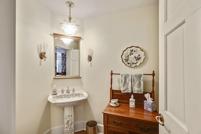 bathroom featuring an inviting chandelier