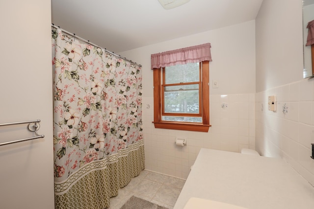 bathroom featuring tile walls