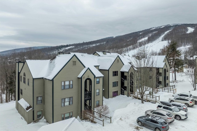 view of front of house featuring a mountain view