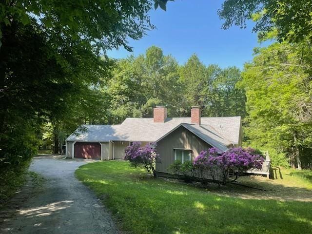 view of front of home featuring a front yard and a garage