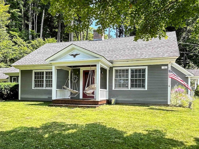 view of front of property featuring a front lawn