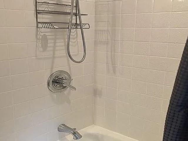 bathroom with shower / bath combo