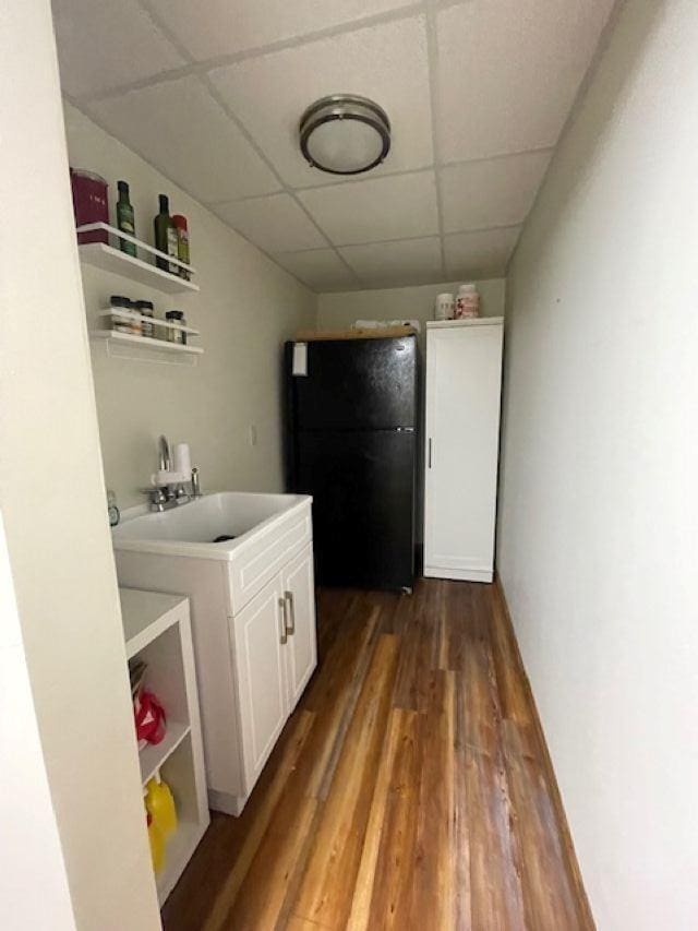 laundry area with sink and dark hardwood / wood-style flooring