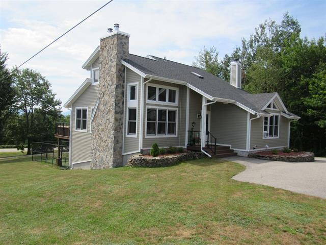 view of front of house with a front lawn