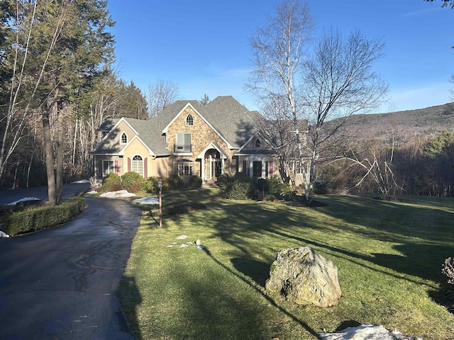 view of front of house featuring a front lawn