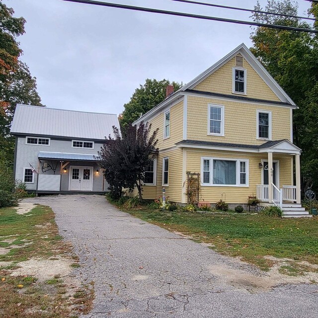 front facade featuring a front yard