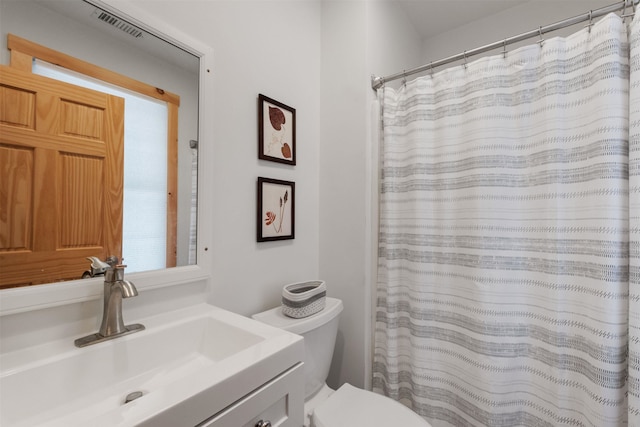 full bath with toilet, visible vents, a shower with shower curtain, and vanity