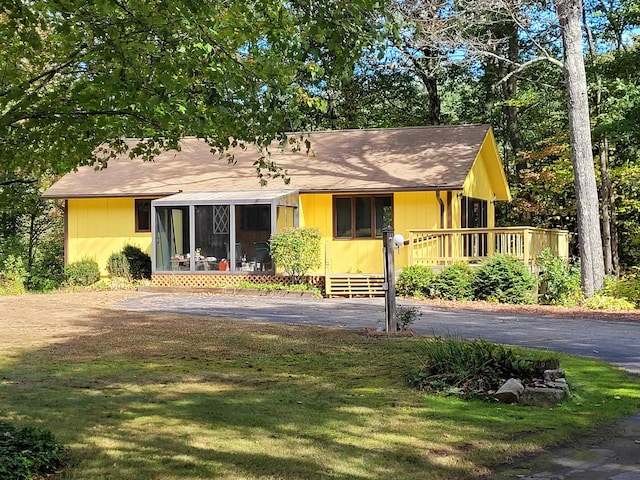 ranch-style home featuring a front lawn