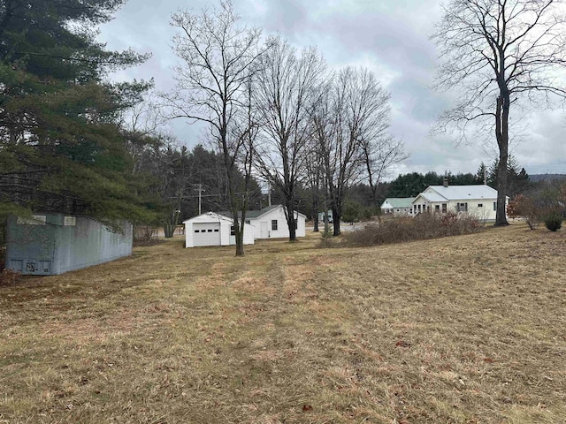 view of yard with an outbuilding and a garage