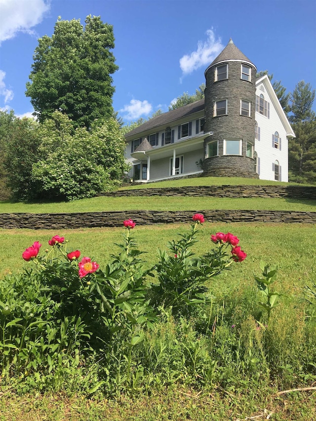 view of front of property with a front lawn