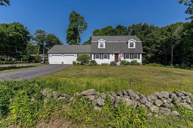 view of front of home featuring a front lawn and a garage