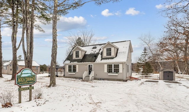 new england style home featuring a storage shed