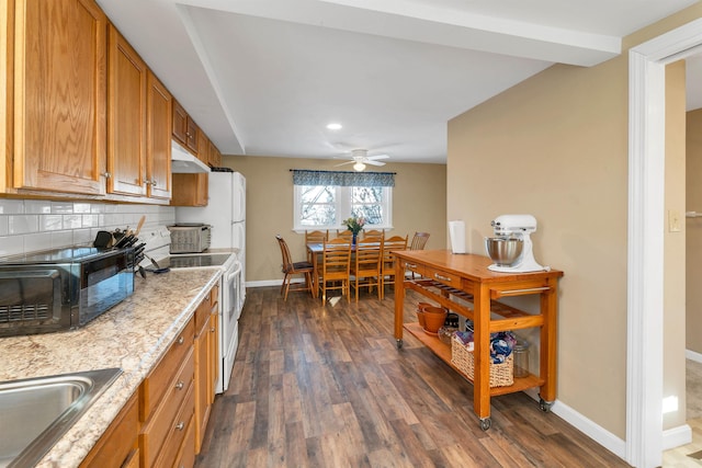 kitchen with white electric range, decorative backsplash, sink, dark hardwood / wood-style floors, and ceiling fan