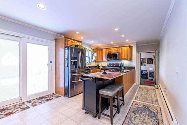 kitchen with a kitchen bar, stainless steel appliances, sink, kitchen peninsula, and ornamental molding