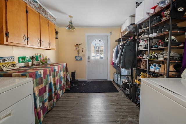 laundry room featuring cabinets, dark hardwood / wood-style flooring, and independent washer and dryer