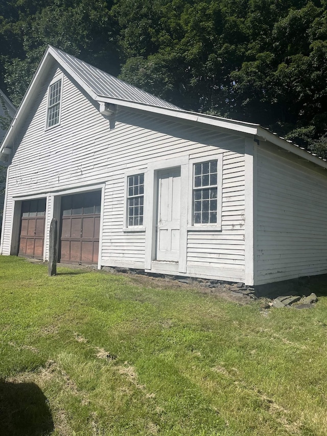 view of front facade with a front lawn and an outdoor structure