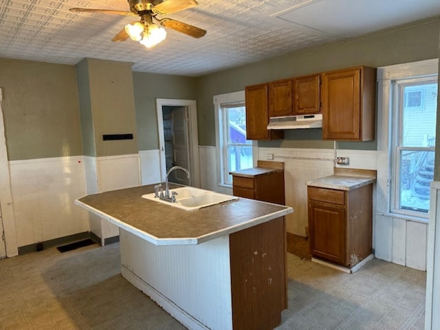 kitchen with sink, a center island with sink, and ceiling fan