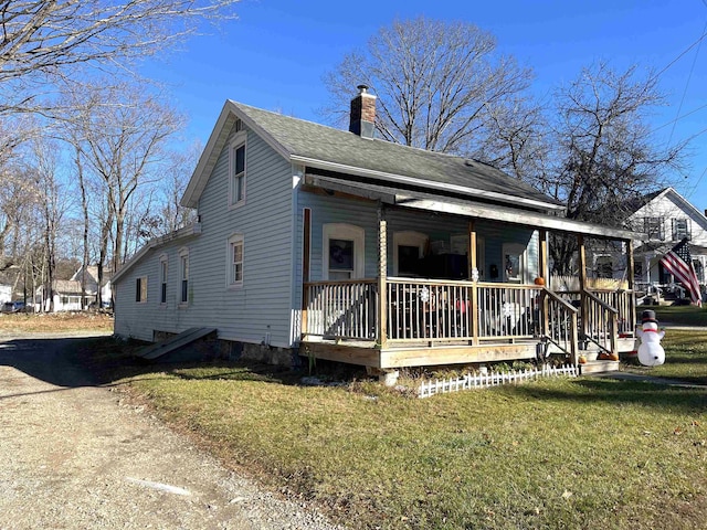 view of front facade with covered porch and a front lawn