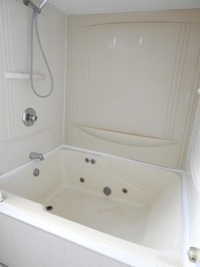 bathroom featuring tiled shower / bath combo