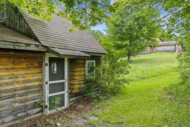 view of yard with an outbuilding