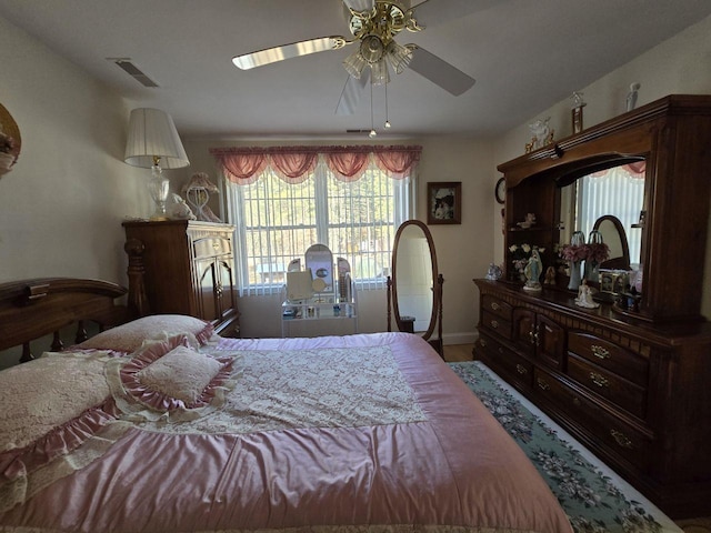 bedroom with ceiling fan