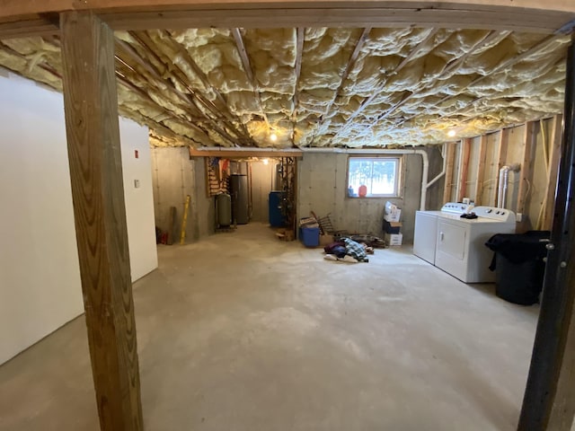 basement featuring water heater and independent washer and dryer