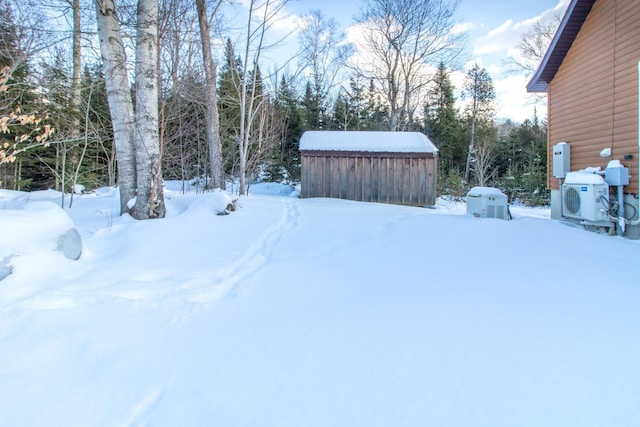 view of yard layered in snow