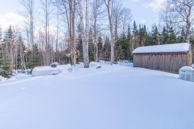 view of yard layered in snow