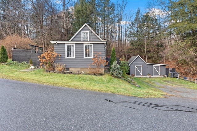 view of front of home featuring a front yard